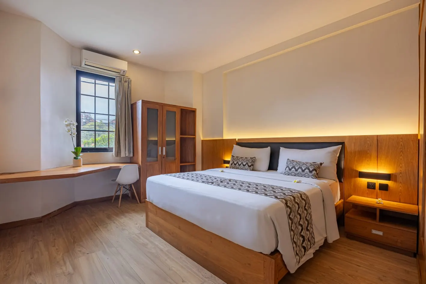 Signature Room bedroom with wood flooring and a desk